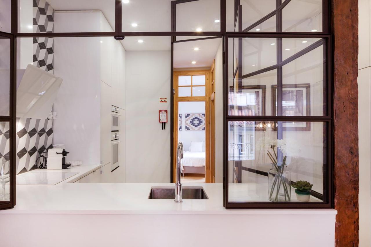 Charming Flat With Balconies Central Chiado District 2 Bedrooms & Ac 19Th Century Building 리스본 외부 사진