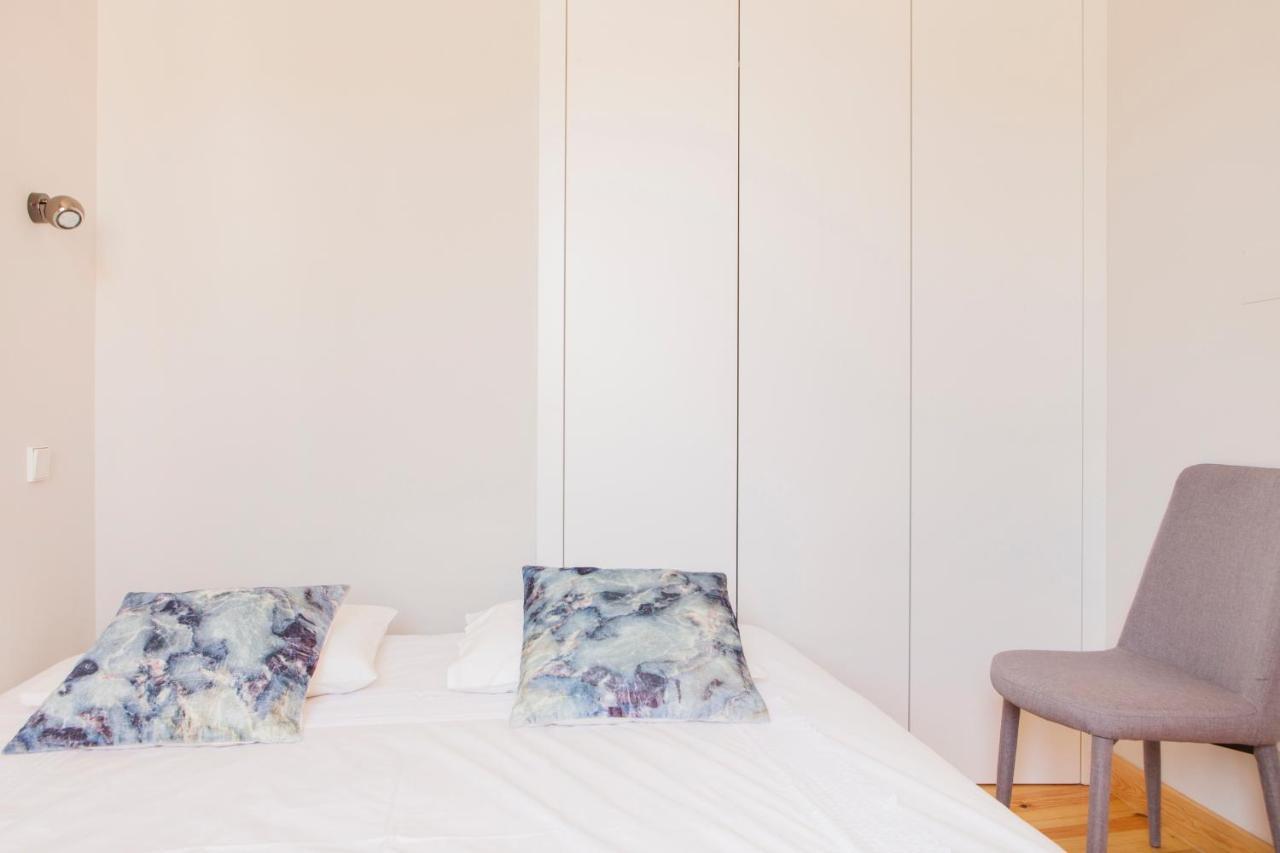 Charming Flat With Balconies Central Chiado District 2 Bedrooms & Ac 19Th Century Building 리스본 외부 사진