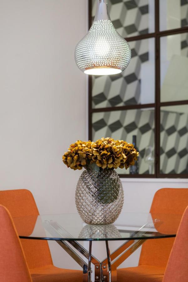 Charming Flat With Balconies Central Chiado District 2 Bedrooms & Ac 19Th Century Building 리스본 외부 사진