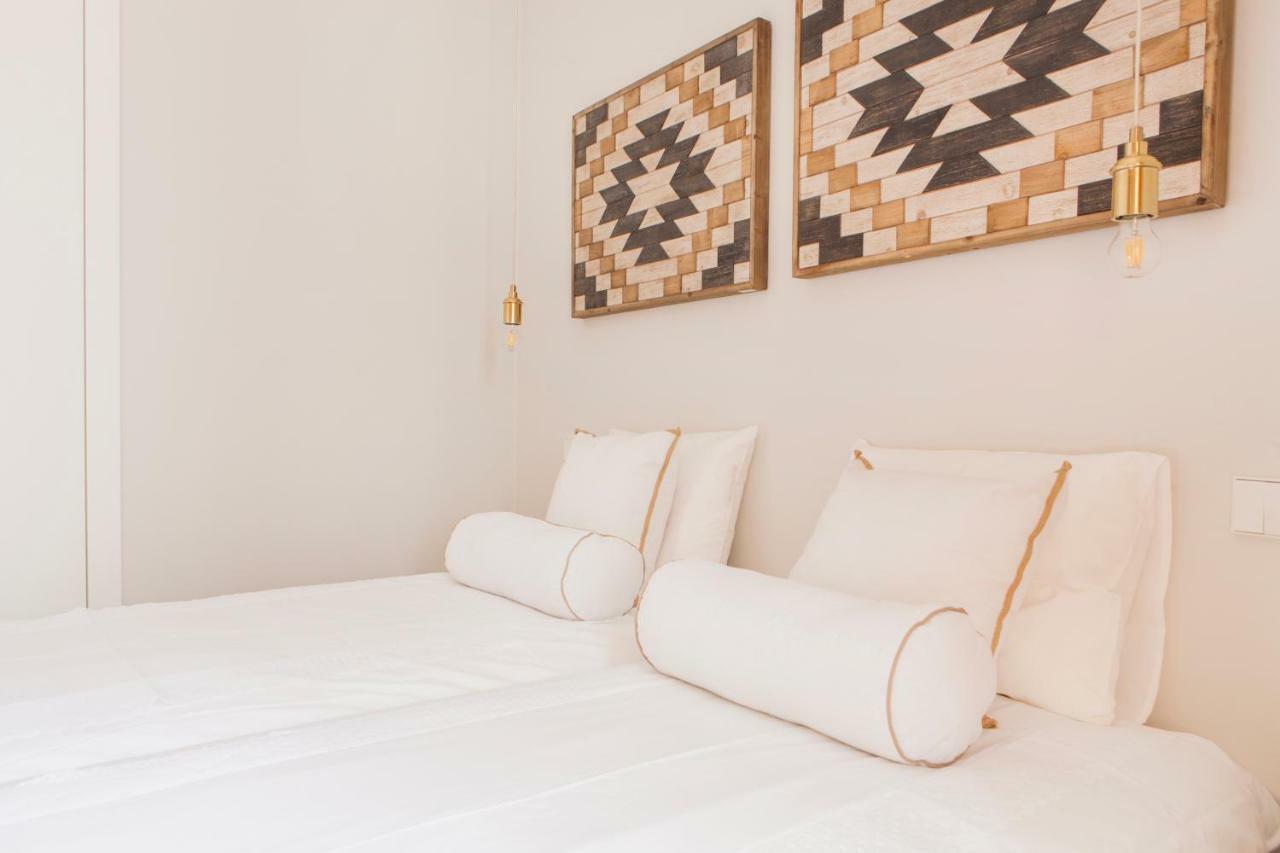 Charming Flat With Balconies Central Chiado District 2 Bedrooms & Ac 19Th Century Building 리스본 외부 사진