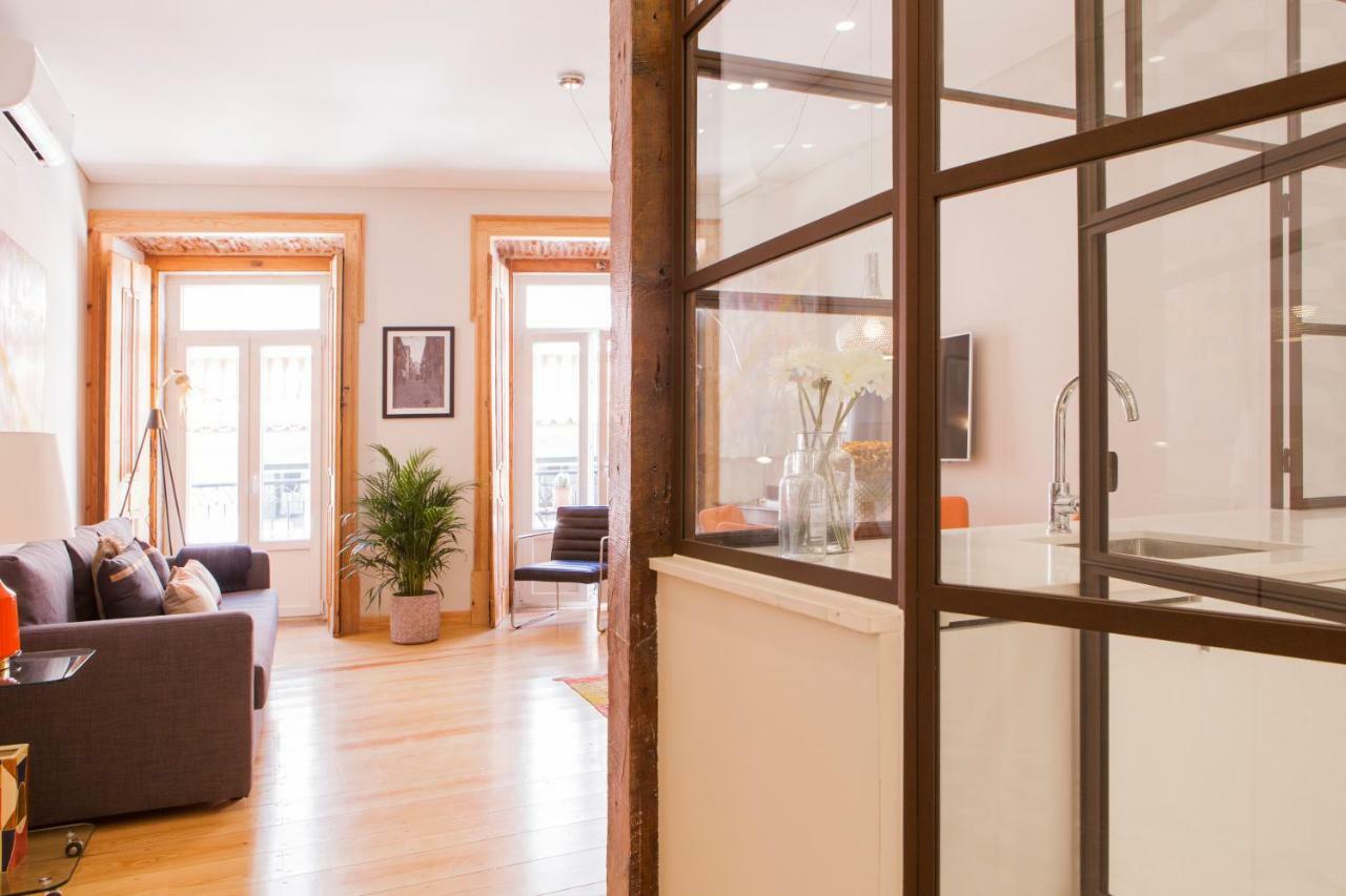 Charming Flat With Balconies Central Chiado District 2 Bedrooms & Ac 19Th Century Building 리스본 외부 사진