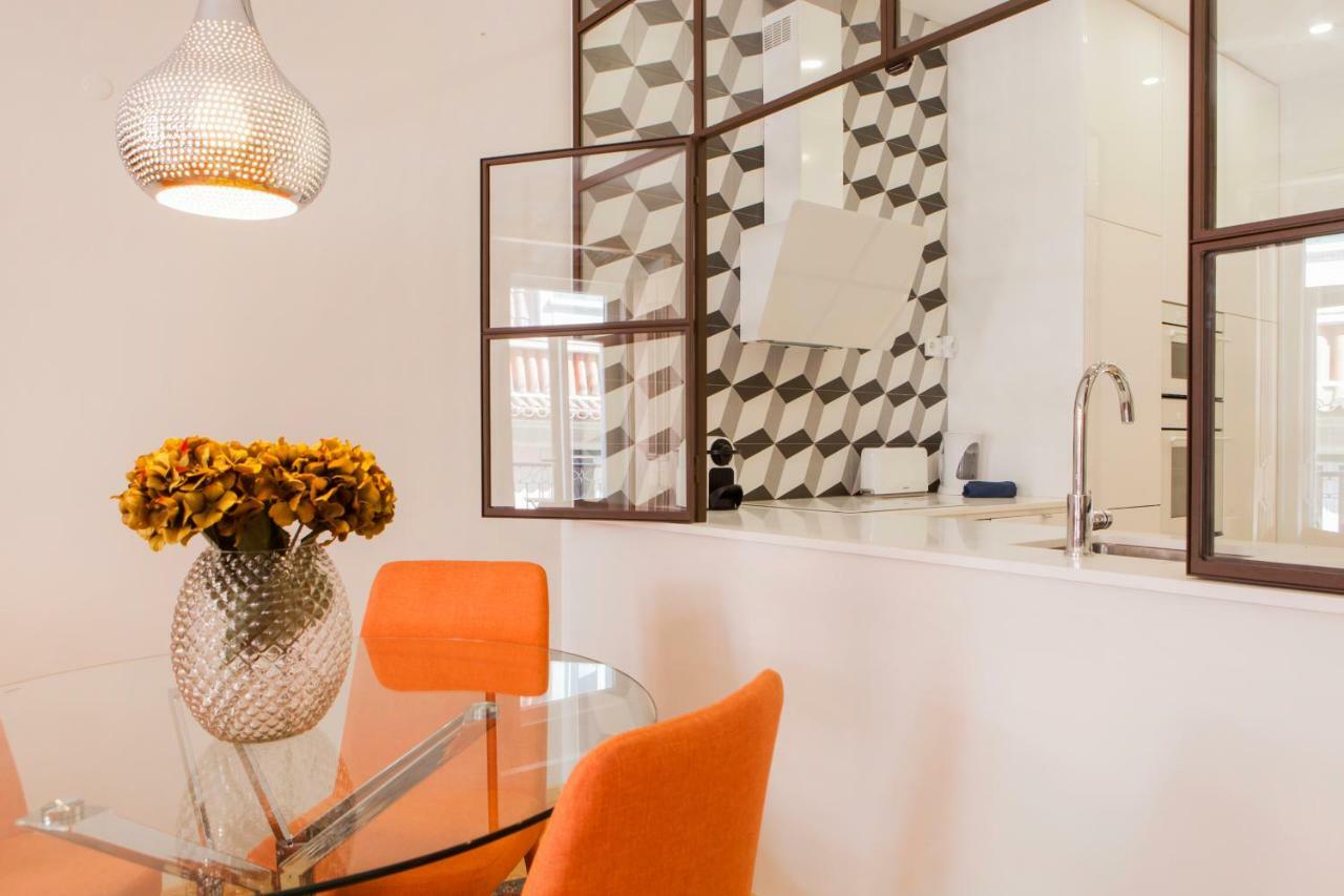 Charming Flat With Balconies Central Chiado District 2 Bedrooms & Ac 19Th Century Building 리스본 외부 사진