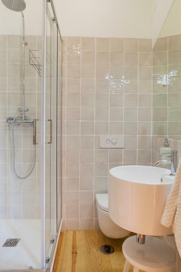 Charming Flat With Balconies Central Chiado District 2 Bedrooms & Ac 19Th Century Building 리스본 외부 사진