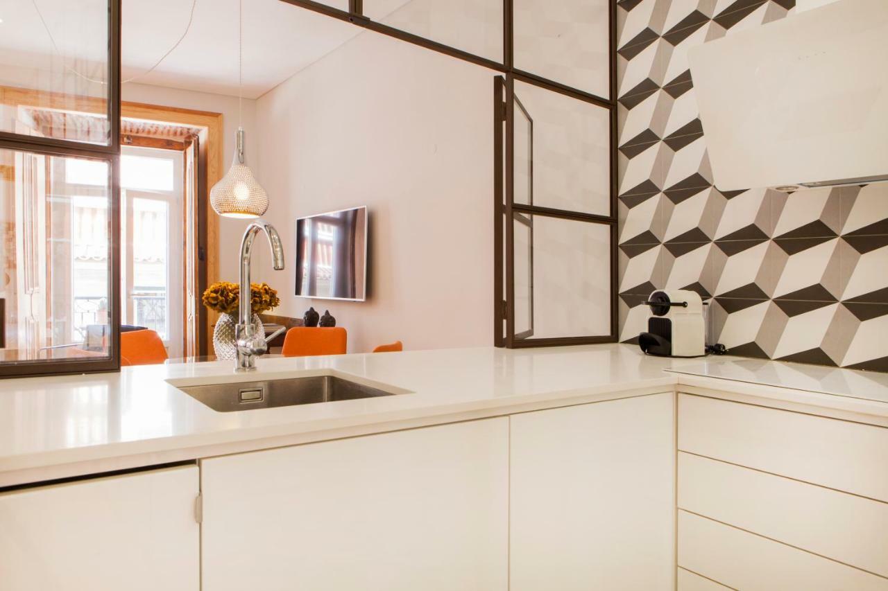 Charming Flat With Balconies Central Chiado District 2 Bedrooms & Ac 19Th Century Building 리스본 외부 사진