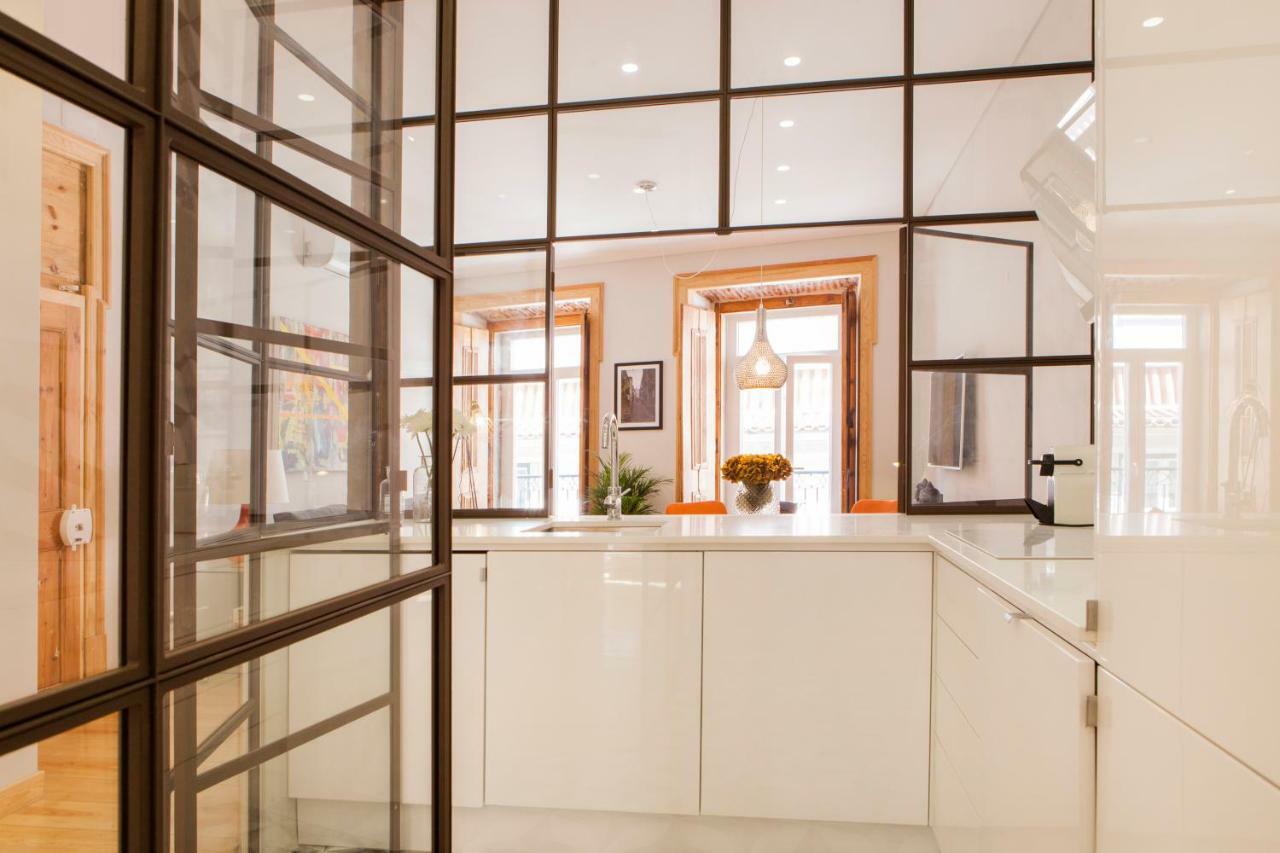 Charming Flat With Balconies Central Chiado District 2 Bedrooms & Ac 19Th Century Building 리스본 외부 사진